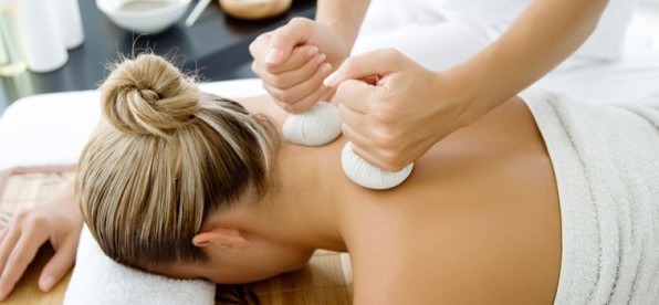Massagem com Pindas: uma terapia oriental